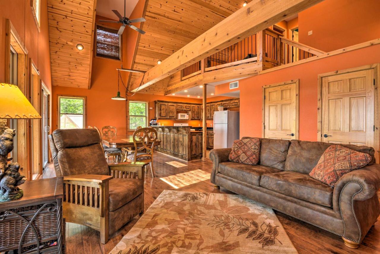 Spacious Log Cabin With Fire Pit And Game Room! ยูเรกาสปริงส์ ภายนอก รูปภาพ