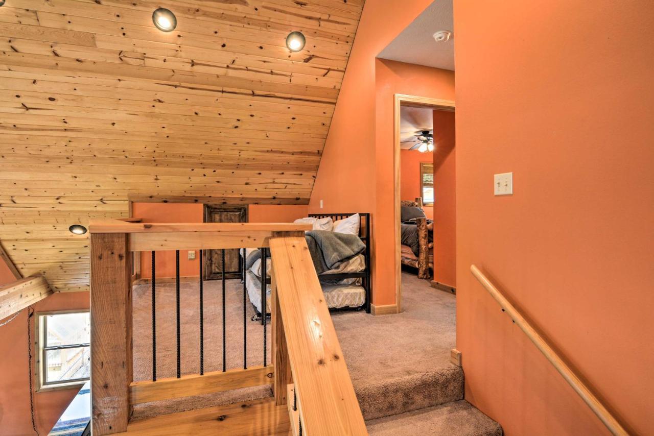 Spacious Log Cabin With Fire Pit And Game Room! ยูเรกาสปริงส์ ภายนอก รูปภาพ