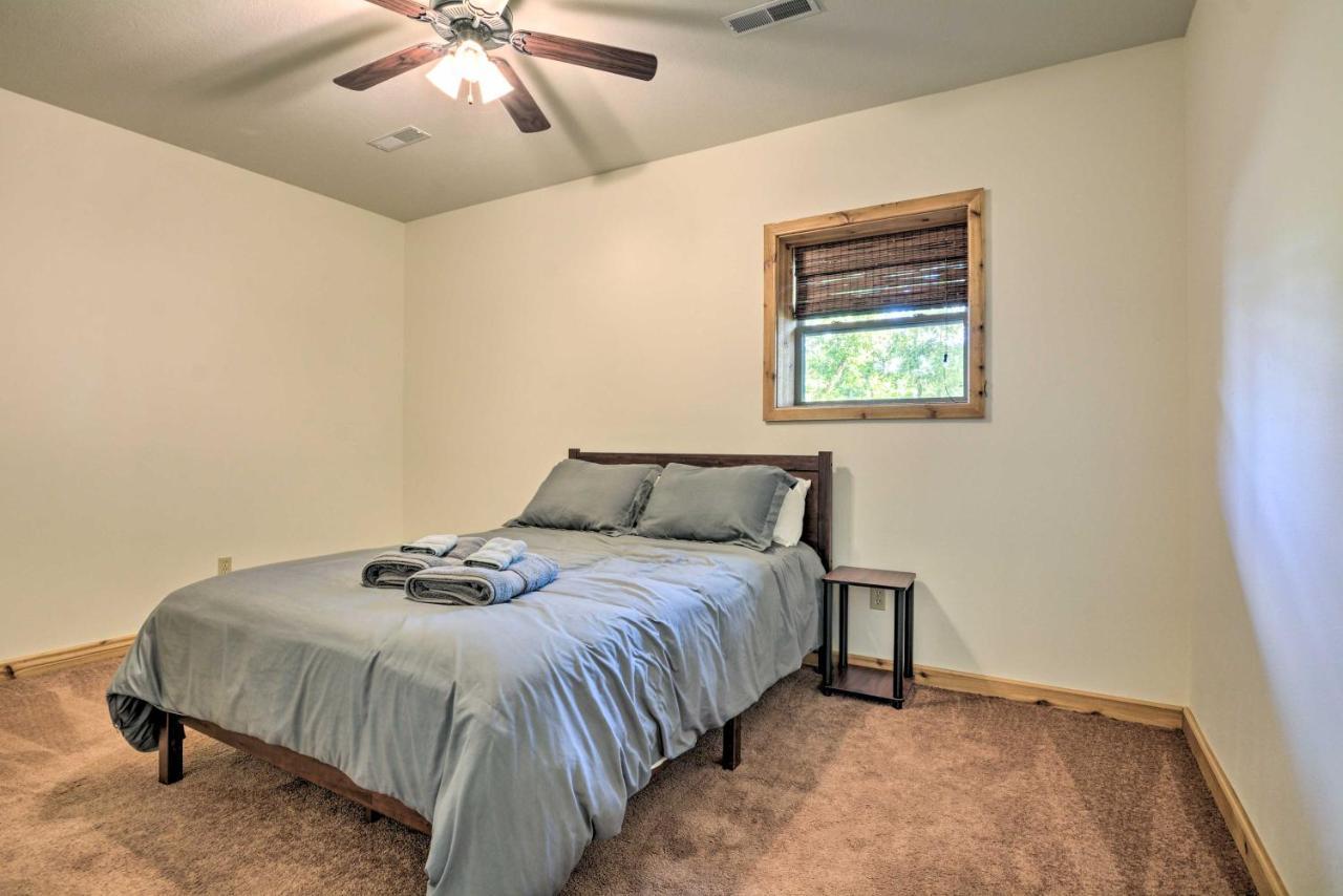 Spacious Log Cabin With Fire Pit And Game Room! ยูเรกาสปริงส์ ภายนอก รูปภาพ