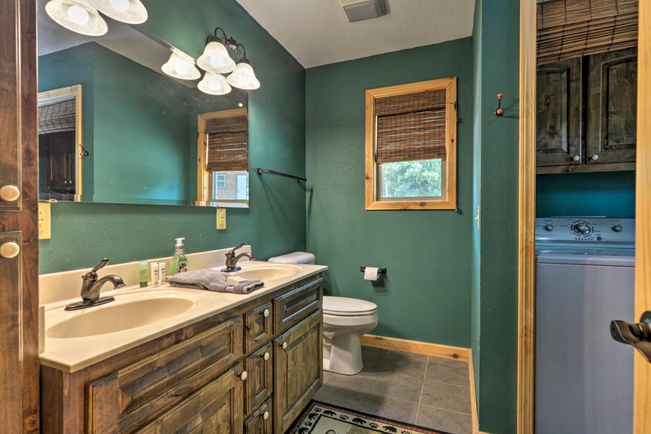 Spacious Log Cabin With Fire Pit And Game Room! ยูเรกาสปริงส์ ภายนอก รูปภาพ