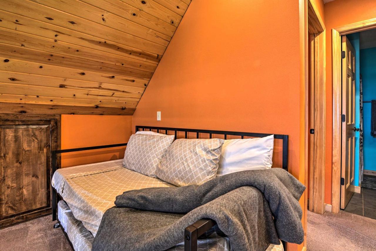 Spacious Log Cabin With Fire Pit And Game Room! ยูเรกาสปริงส์ ภายนอก รูปภาพ